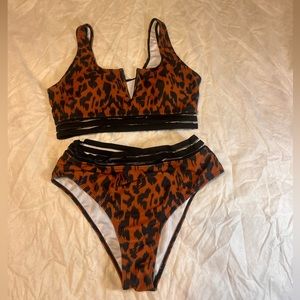 2 pieces leopard print swimsuit